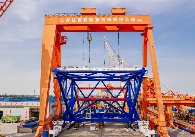公司2000噸級橋面吊機(jī)正式下(xià)線