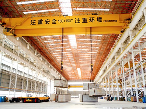 啓東(dōng)藍(lán)島300t通(tōng)用(yòng)橋式起重機(jī)